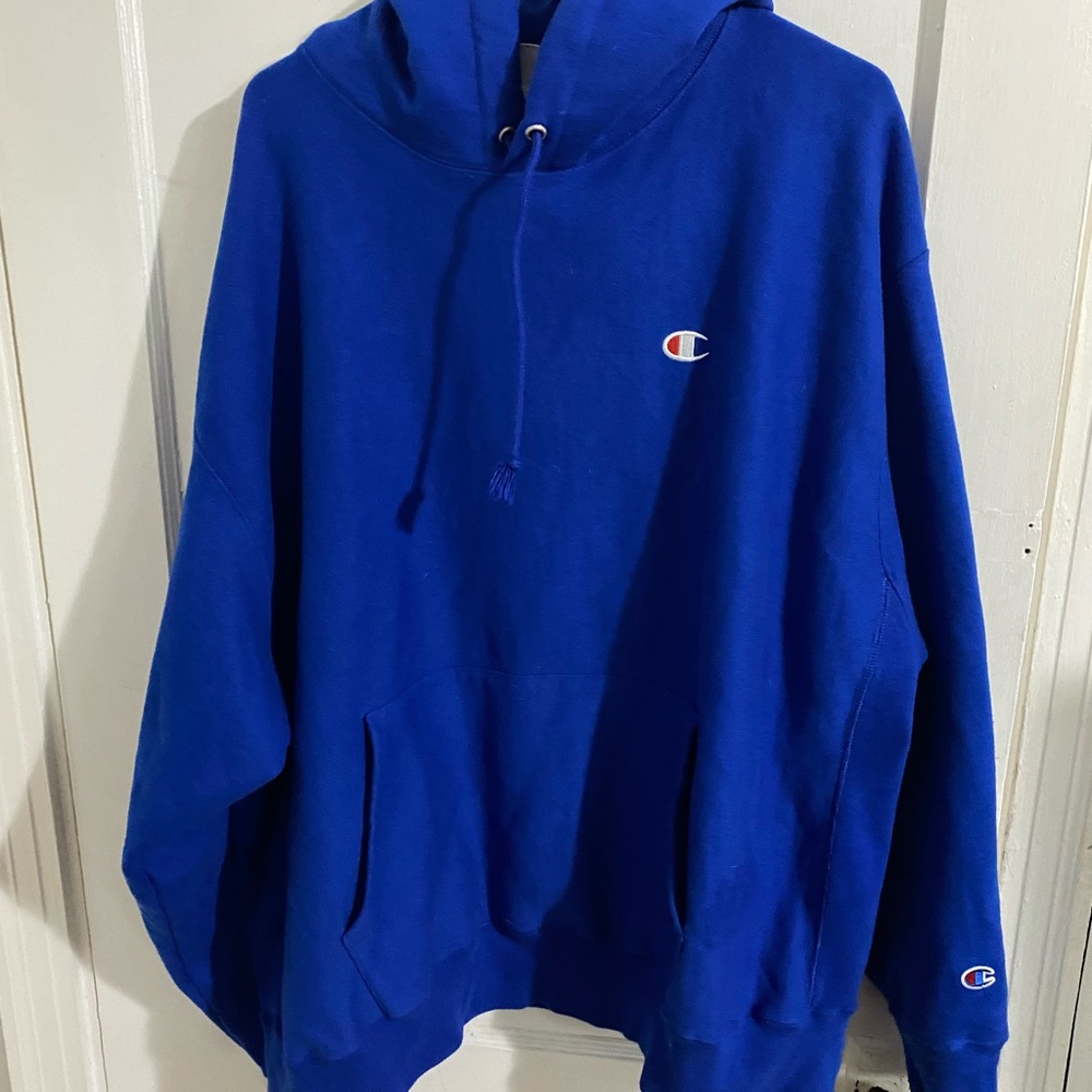 Champion hoodie size 3xl/3xg mens. Fits true to size. Only work twice. No holes.